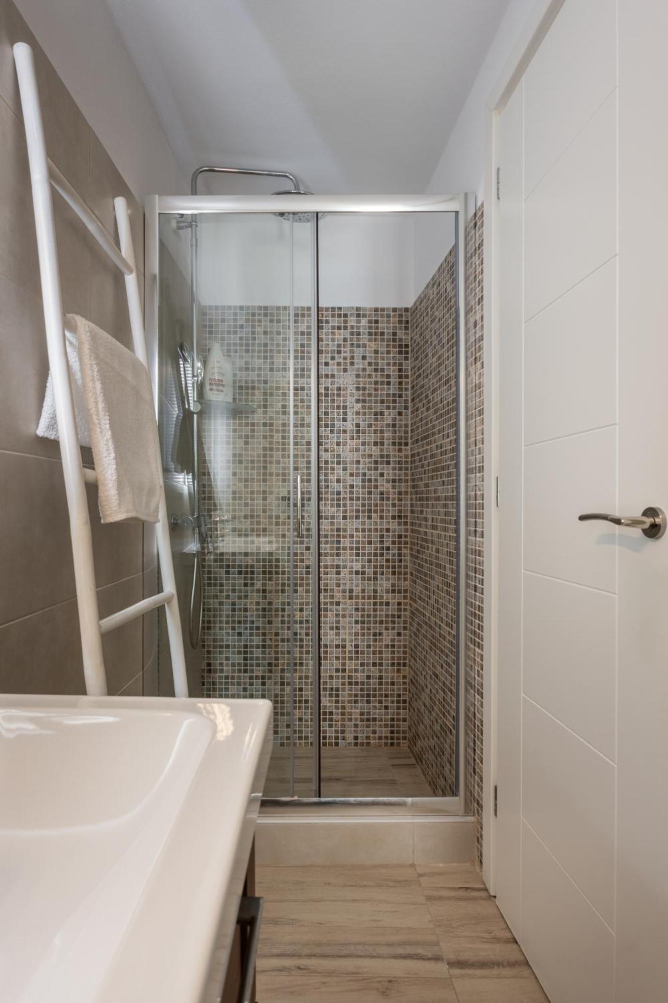 Caper-2 Bedroom Traditional Home With Amazing View Науса Екстер'єр фото